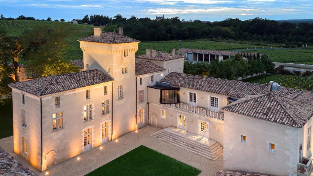 Bommes的住宿－Château Lafaurie-Peyraguey Hôtel & Restaurant LALIQUE，大厦的空中景色,灯光照亮