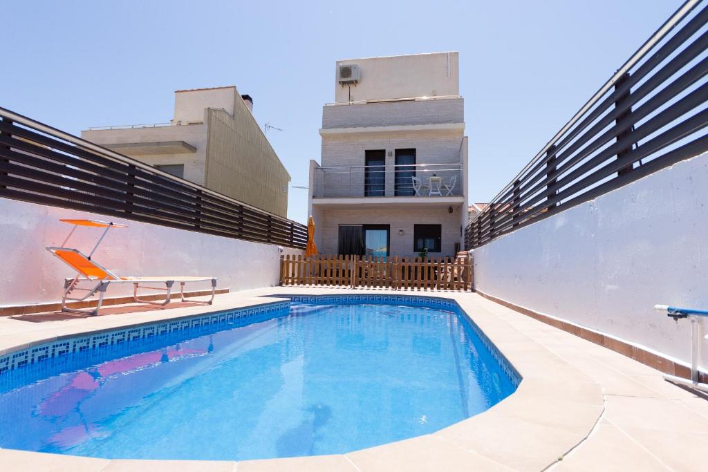 Bazén v ubytovaní INNOUTHOME Villa 11 de Setembre 9 alebo v jeho blízkosti