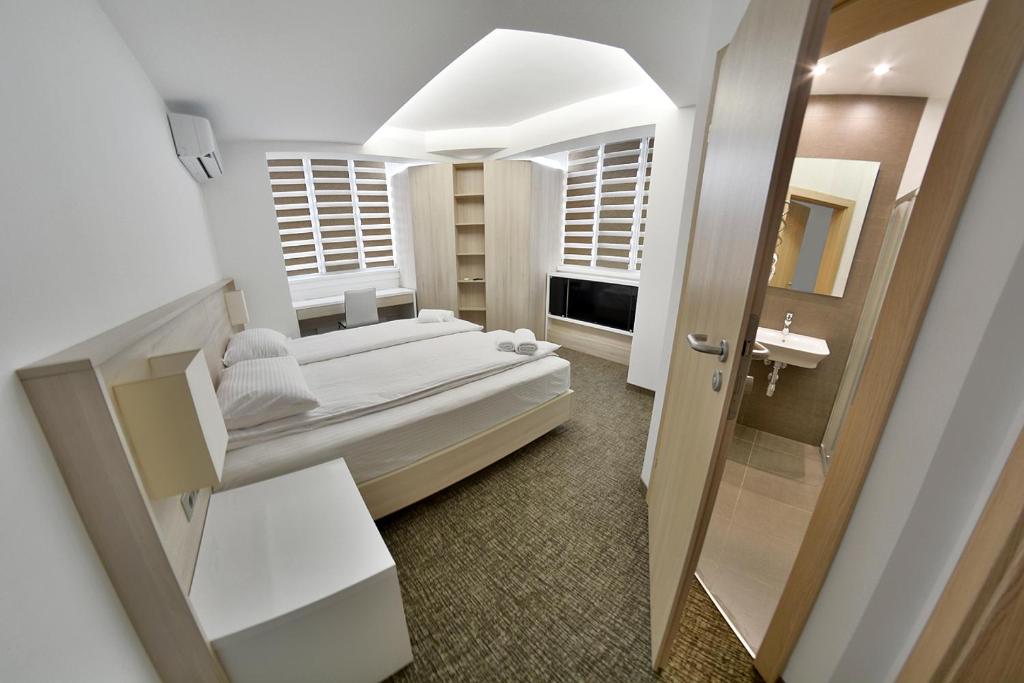 Apartment OneClickRent_04 - Smart House في كيشيناو: غرفة نوم صغيرة بها سرير وحمام