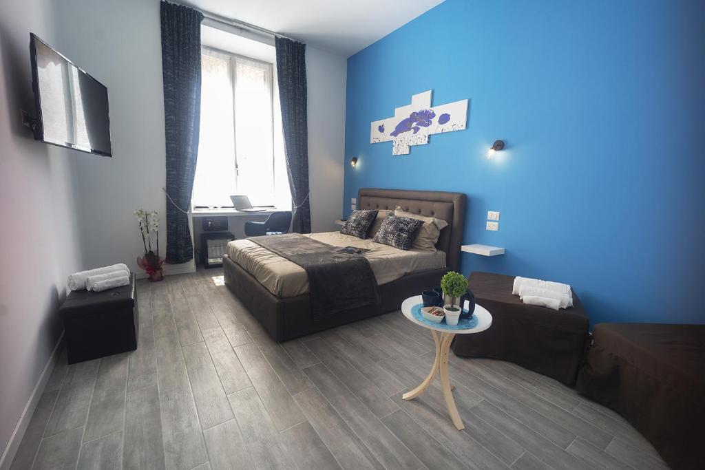 Camera blu con letto e tavolo di Roma Centrale Fidelis a Roma