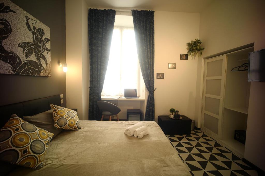 una camera da letto con un letto e una finestra di Roma Centrale Fidelis a Roma