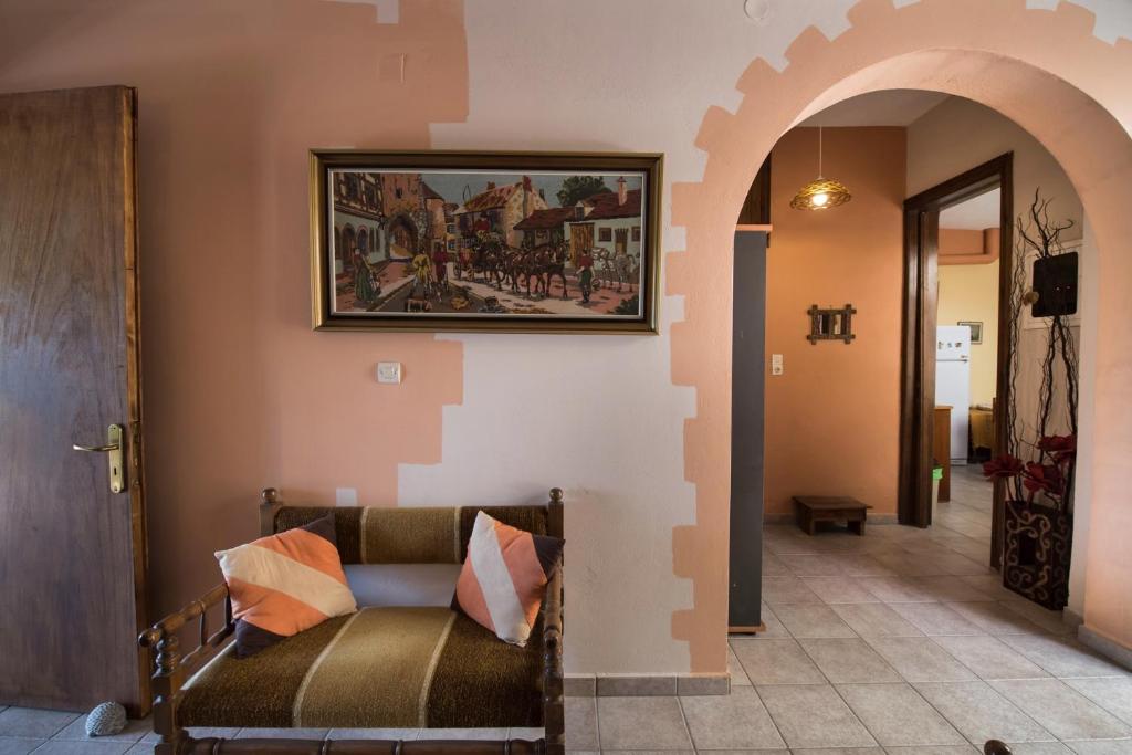 una sala de estar con sofá y una pintura en la pared en Manthiata Studios, en Exanthia