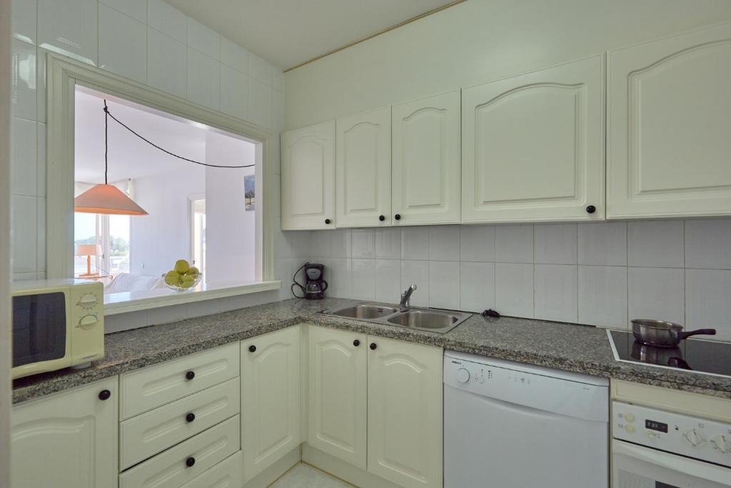 Kuchyň nebo kuchyňský kout v ubytování Apartaments Sa Guilla
