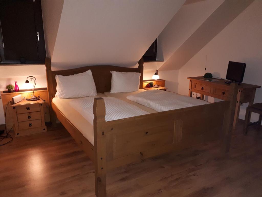 Postel nebo postele na pokoji v ubytování Herberg Die alte Schleuse