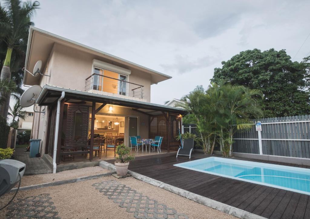 une maison avec une piscine en face de celle-ci dans l'établissement Villa Bayswater, à Tamarin