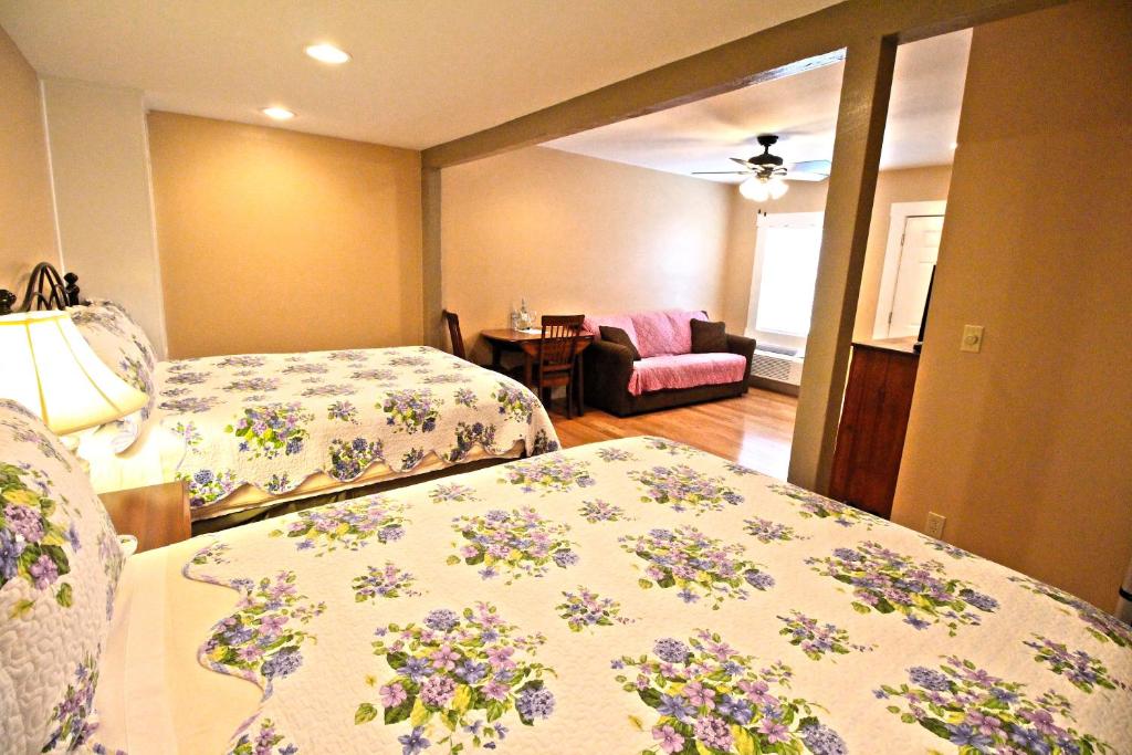 Letto o letti in una camera di Peach Tree Inn & Suites