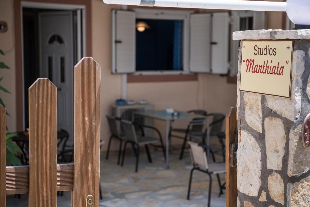 Un restaurante o sitio para comer en Manthiata Studios