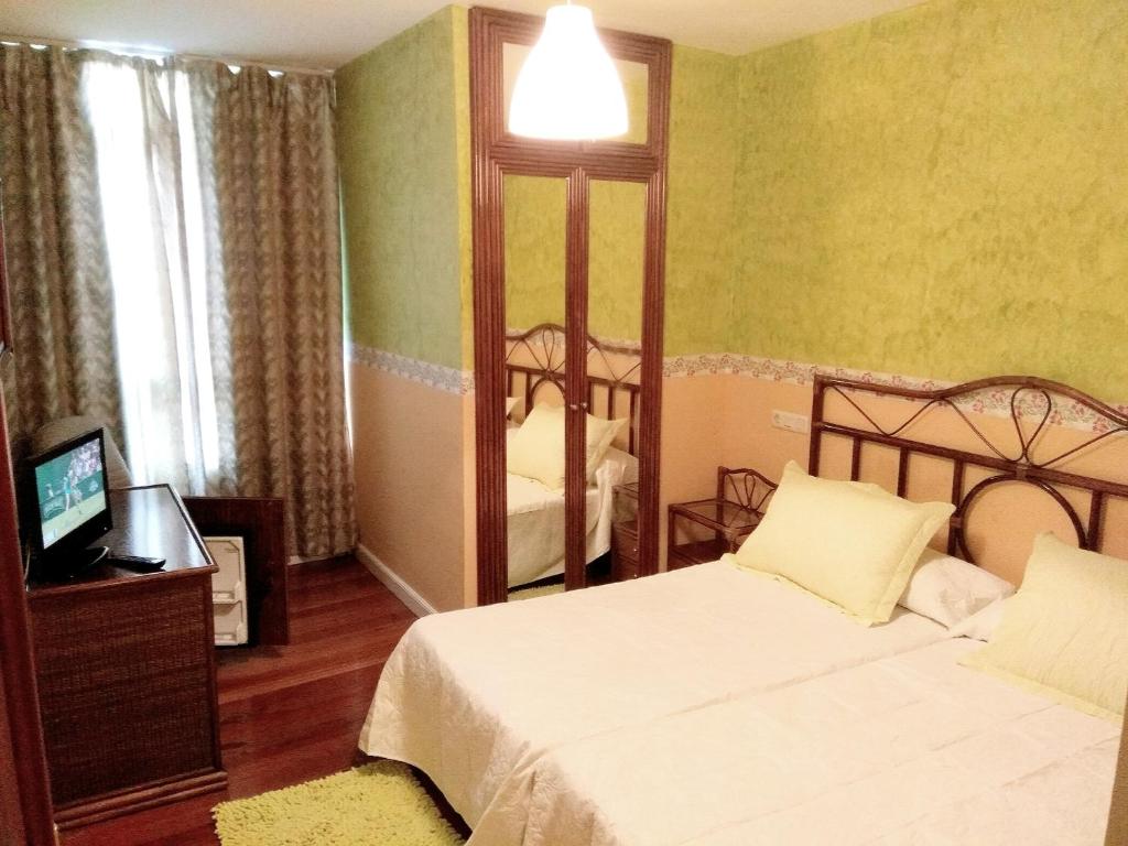 A bed or beds in a room at Hotel Canton