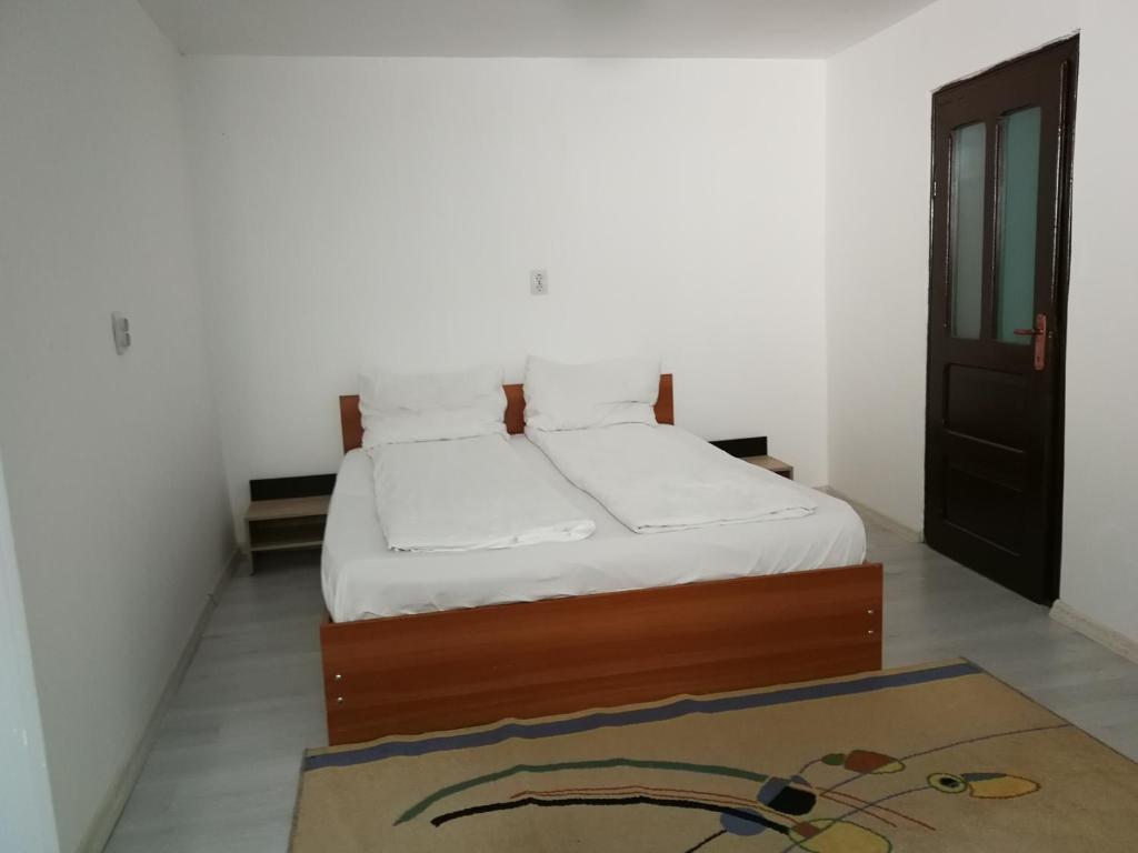 um quarto com uma cama e um tapete no chão em Reben Haus em Sibiu