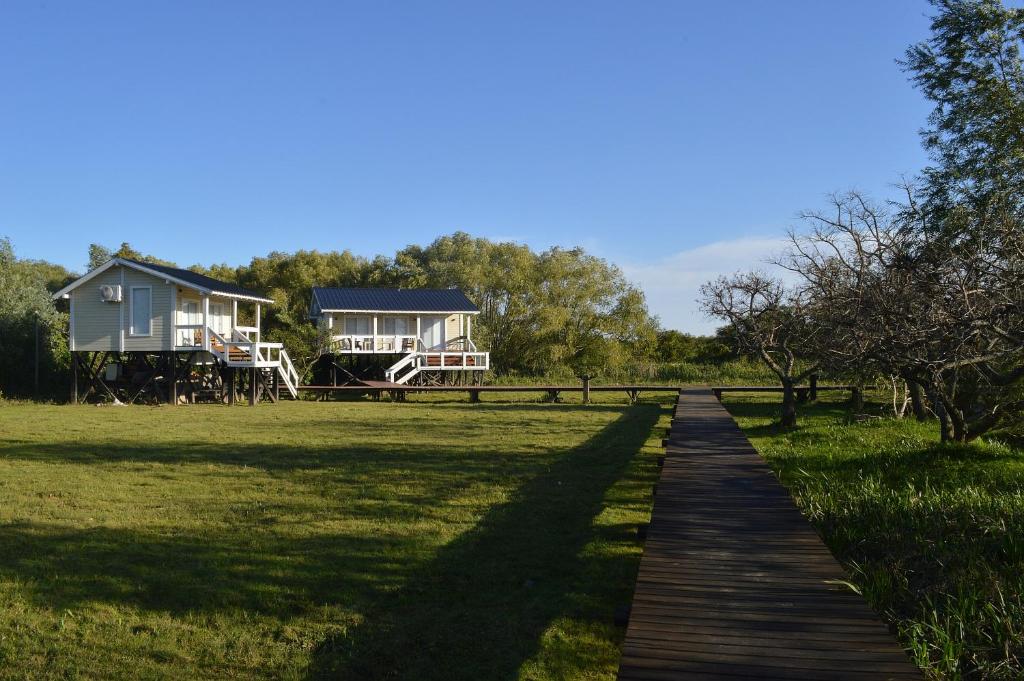 Una pasarela que conduce a una casa en un campo en Bajos del Paraná en Tigre