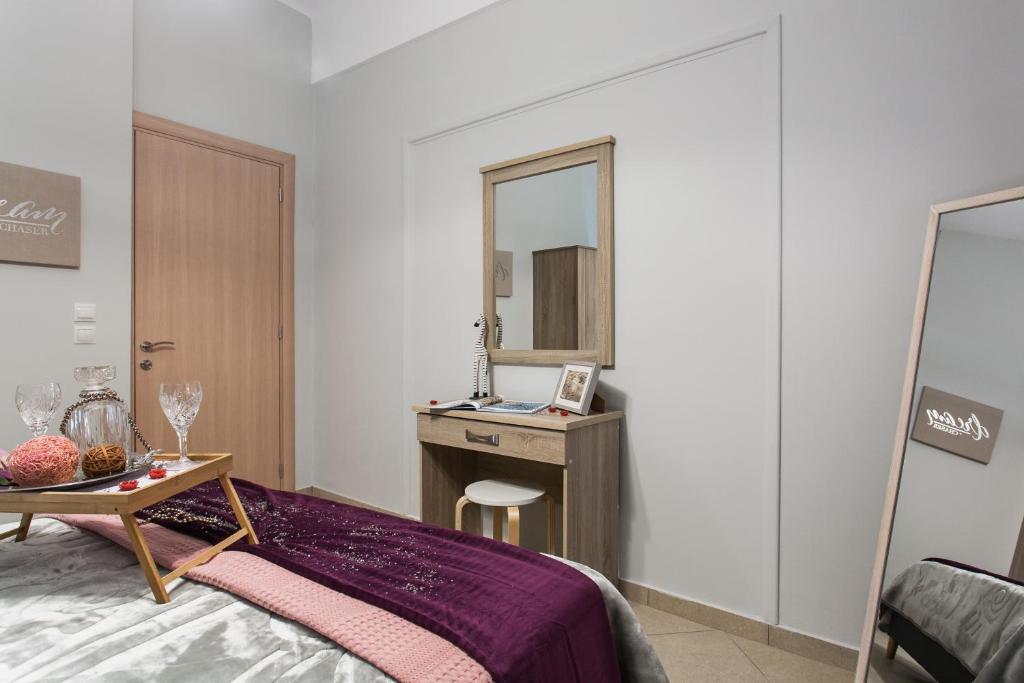 Postel nebo postele na pokoji v ubytování Safe, Central, Smart Double Rooms in apartment, next metro station walk to Acropolis