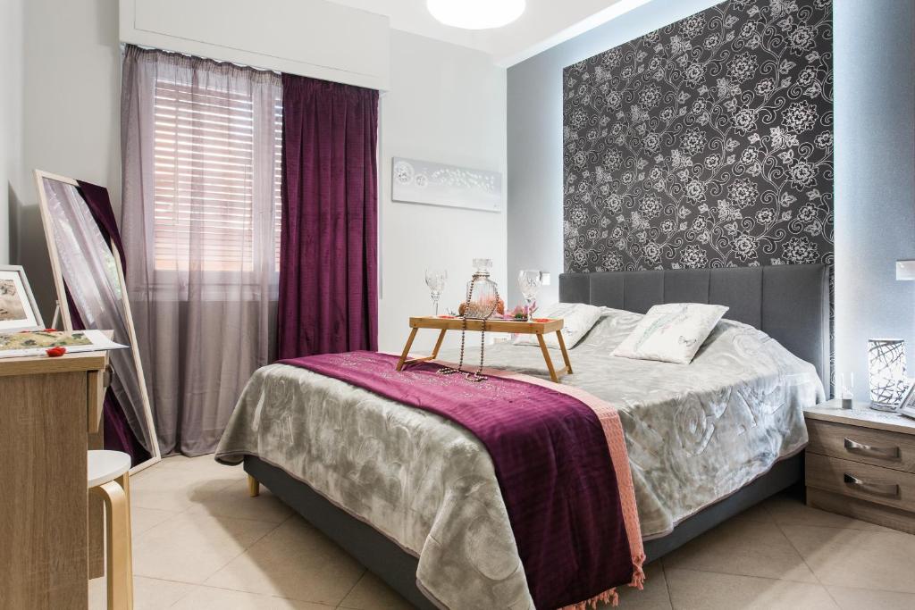 Postel nebo postele na pokoji v ubytování Safe, Central, Smart Double Rooms in apartment, next metro station walk to Acropolis
