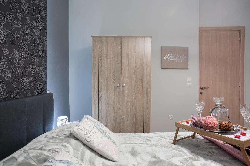 Postel nebo postele na pokoji v ubytování Safe, Central, Smart Double Rooms in apartment, next metro station walk to Acropolis