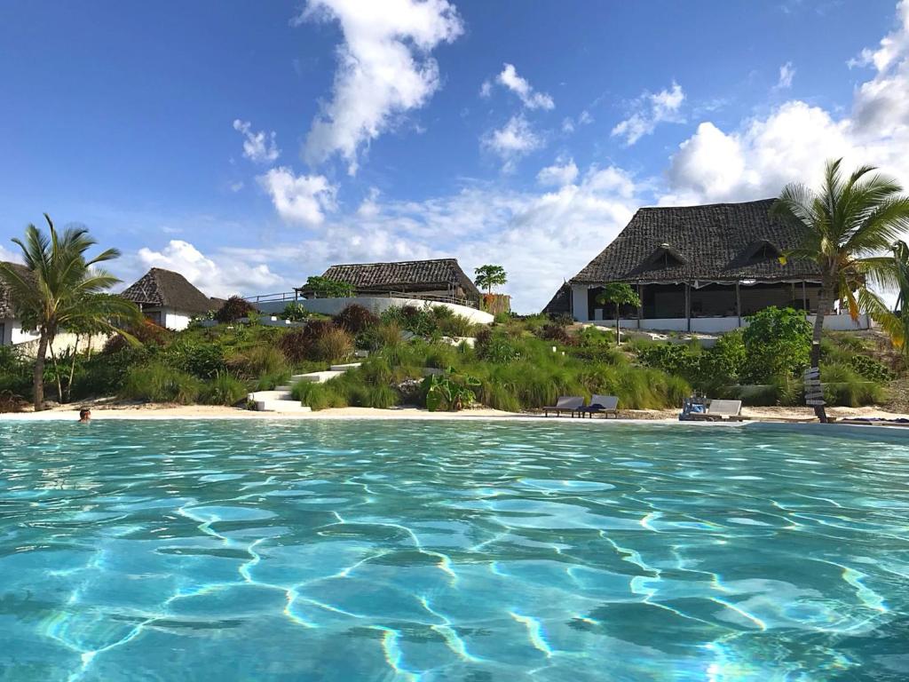 Bazén v ubytování Zanbluu Beach Hotel nebo v jeho okolí