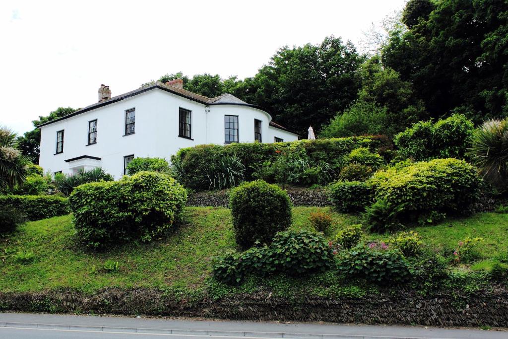 una casa blanca con un jardín delante de ella en Laston House, en Ilfracombe