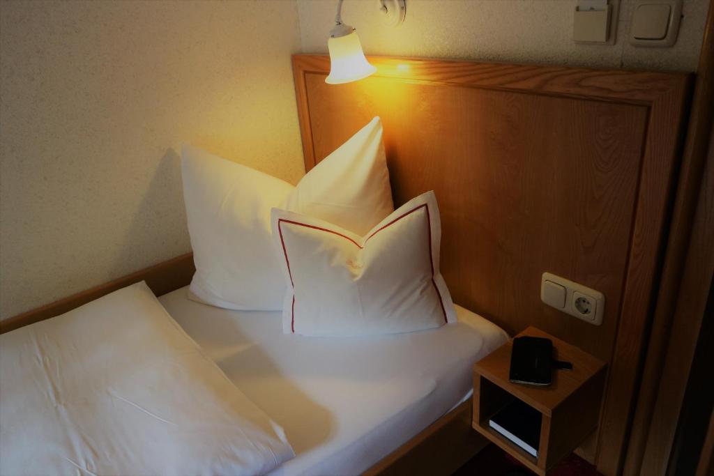 Postel nebo postele na pokoji v ubytování Hotel Bellevue