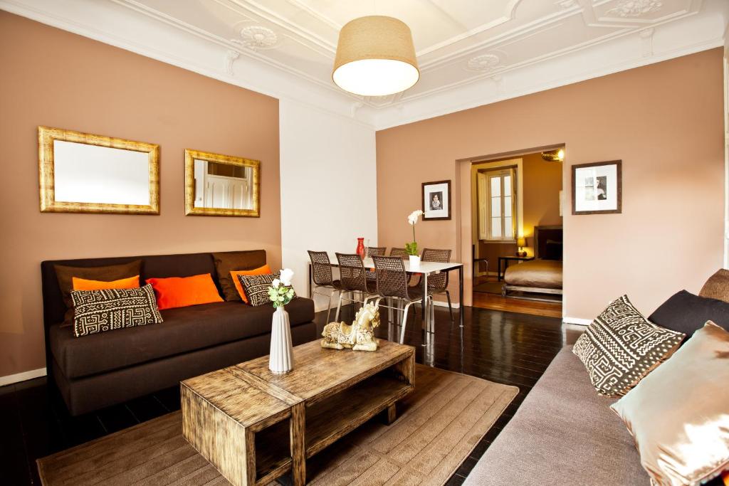 ein Wohnzimmer mit einem Sofa und einem Tisch in der Unterkunft Apartments of the Marques in Lissabon