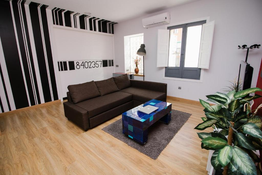a living room with a couch and a coffee table at Ocho Home Apartamentos in Zamora