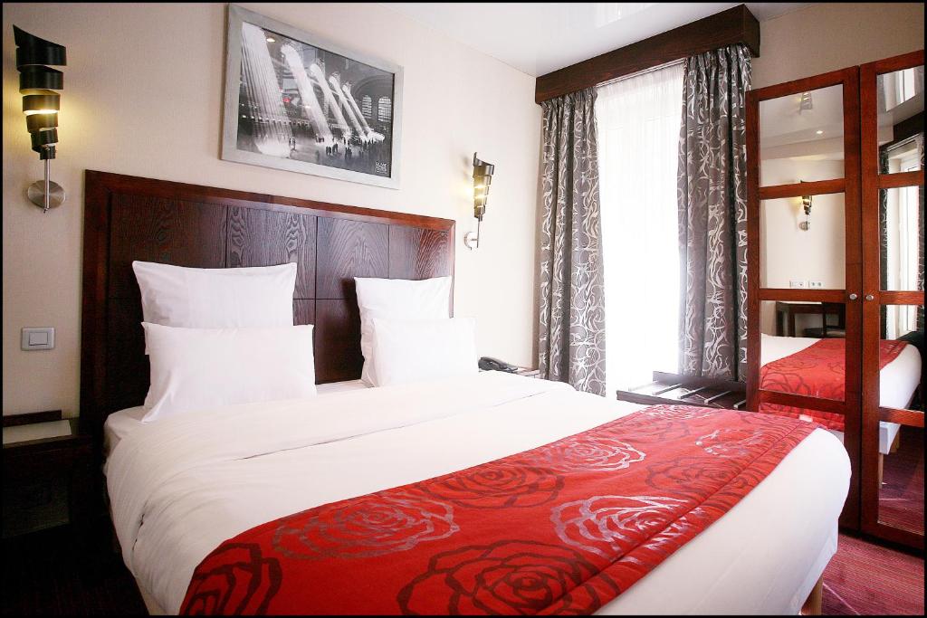 سرير أو أسرّة في غرفة في فندق غراند فرانسيه