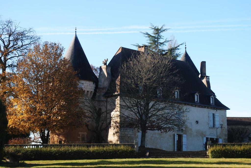 ein großes weißes Haus mit Bäumen davor in der Unterkunft Domaine des Anges in Trélissac