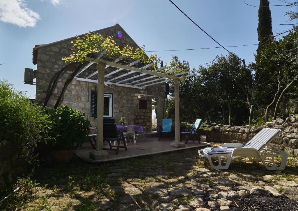 Cabaña de piedra con pérgola y patio en Holiday Home Olive Mill, en Mlini