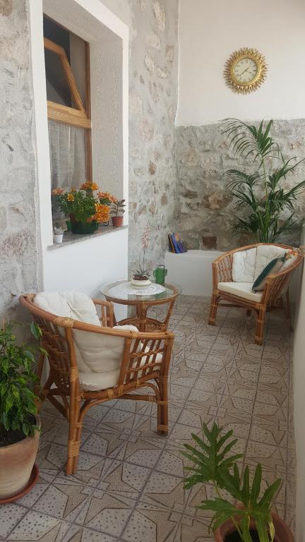 IrgoliにあるSas Raicrinasのリビングルーム(椅子2脚、テーブル付)