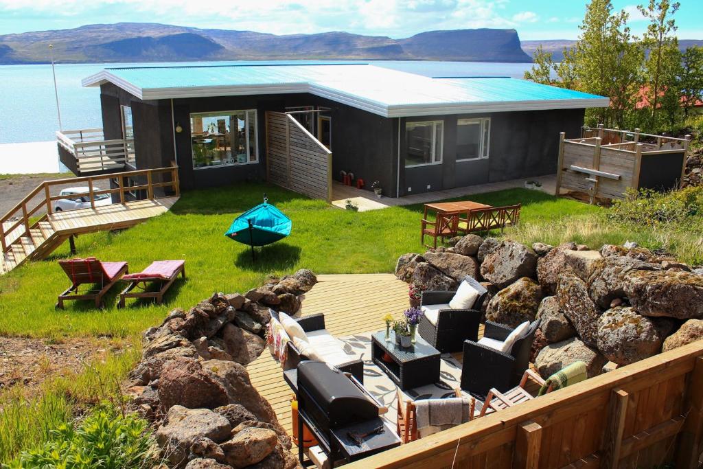 uma pequena casa ao lado de um lago em Guesthouse Stekkaból em Patreksfjörður