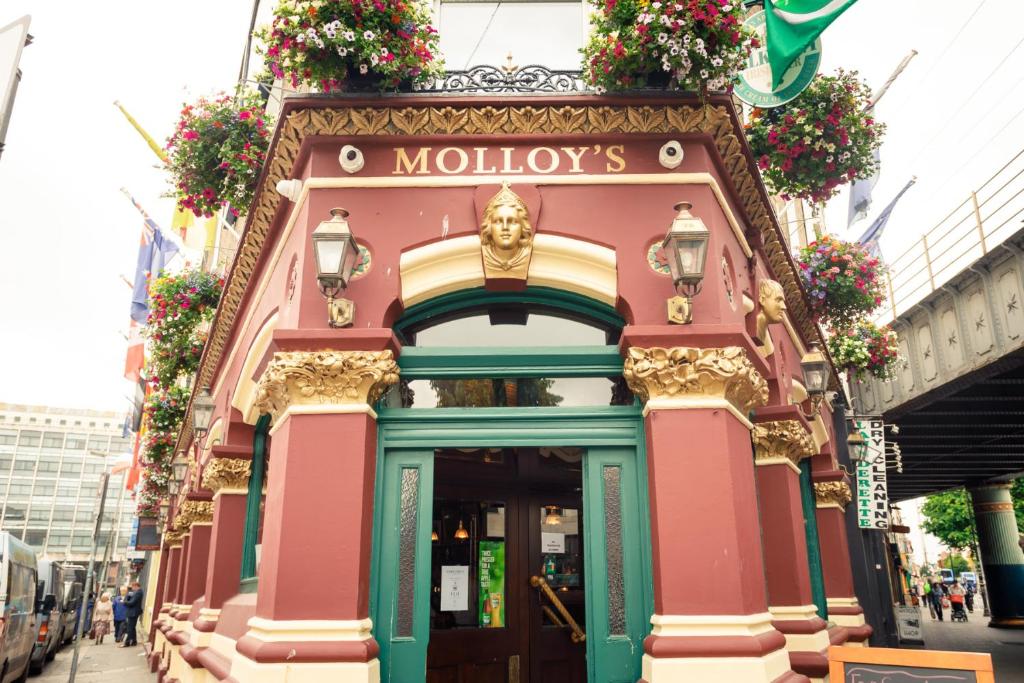 Um edifício com um sinal de moicanos. em Molloys Apartments em Dublin