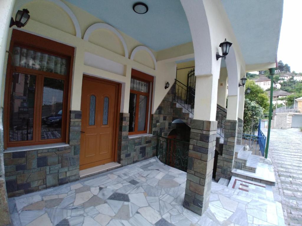 une maison avec une terrasse en pierre et une cheminée dans l'établissement Guest House Urat, à Gjirokastër