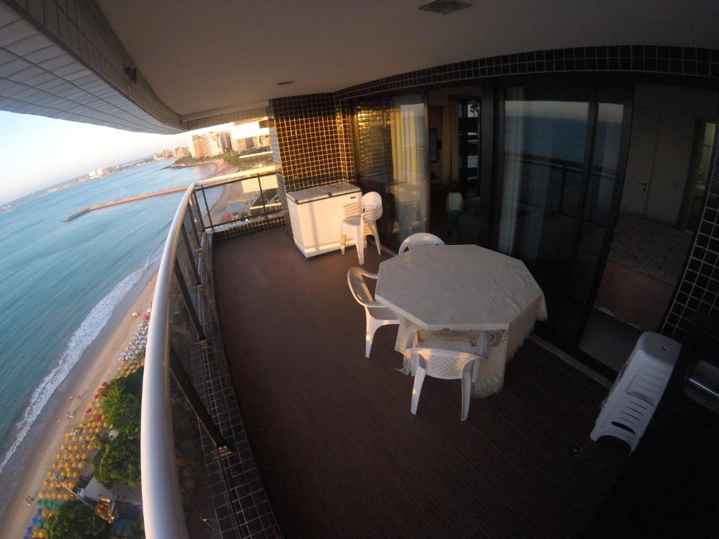 d'un balcon avec une table et des chaises donnant sur l'océan. dans l'établissement Landscape, à Fortaleza
