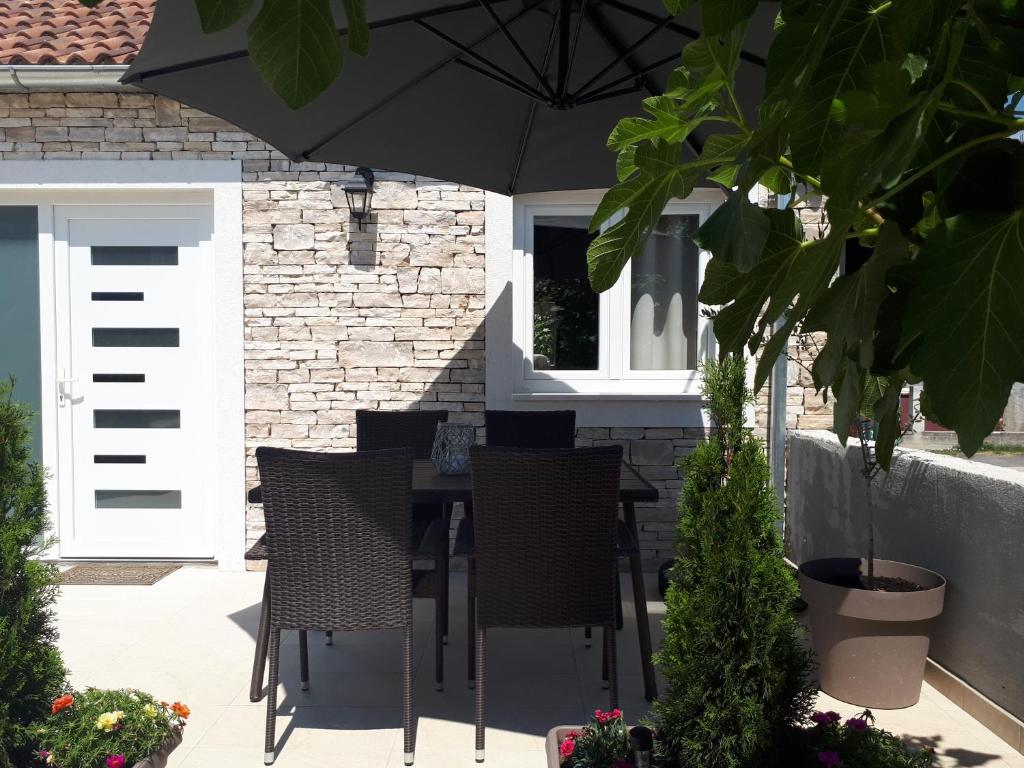 Patio alebo iná vonkajšia časť ubytovania Apartman Mandi