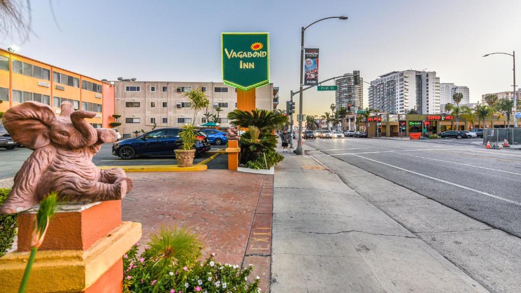 una estatua de un mono al lado de una calle en Vagabond Inn Long Beach, en Long Beach