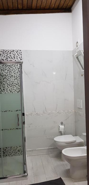 A bathroom at L'oasi di Ambra