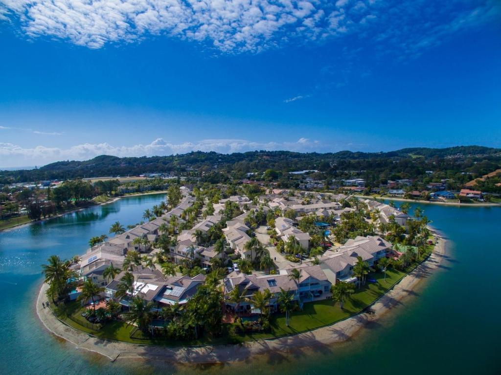 una vista aerea di un resort su un'isola in acqua di Isle Of Palms Resort a Gold Coast