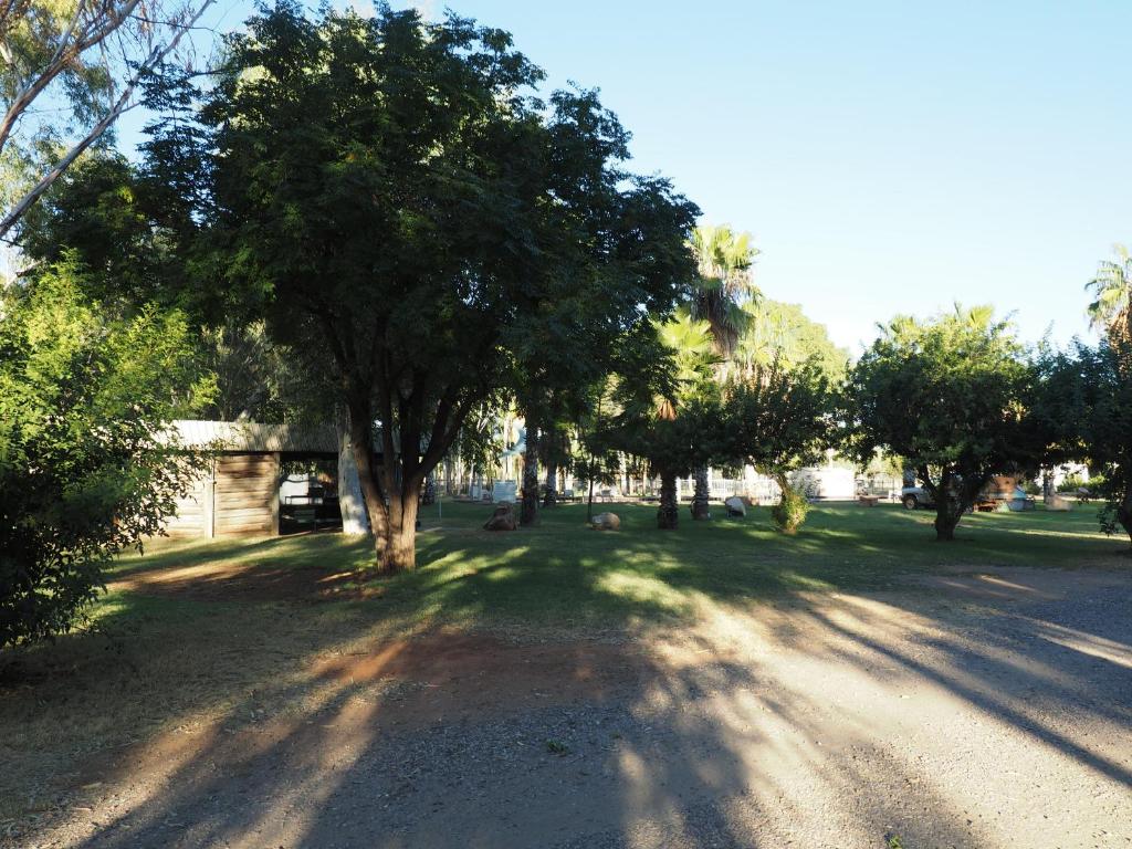 O grădină în afara Heritage Caravan Park
