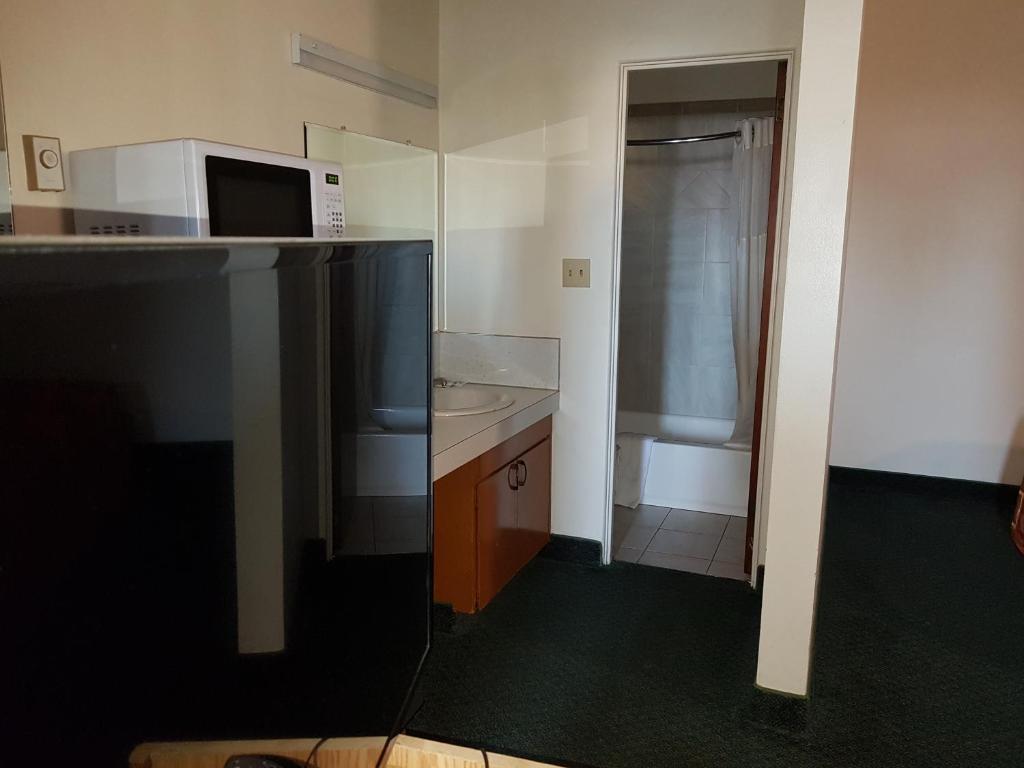 Kuchyň nebo kuchyňský kout v ubytování Townhouse Motel