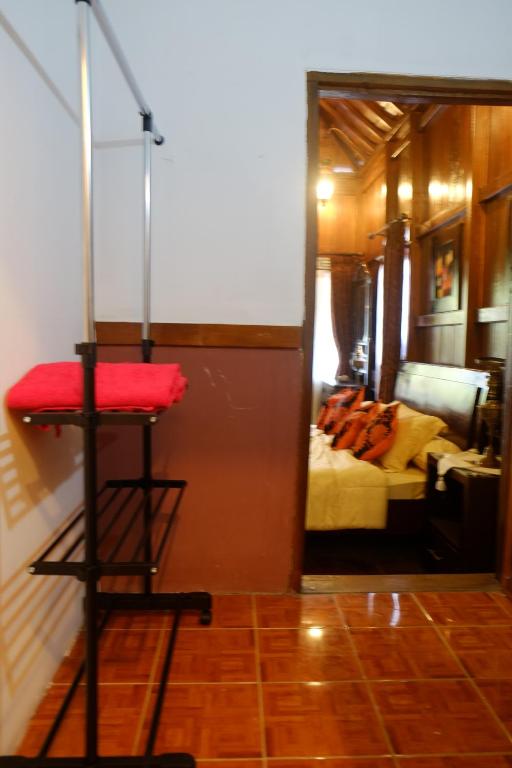 Voodi või voodid majutusasutuse Badjoeri Ethnic Wooden Homestay toas