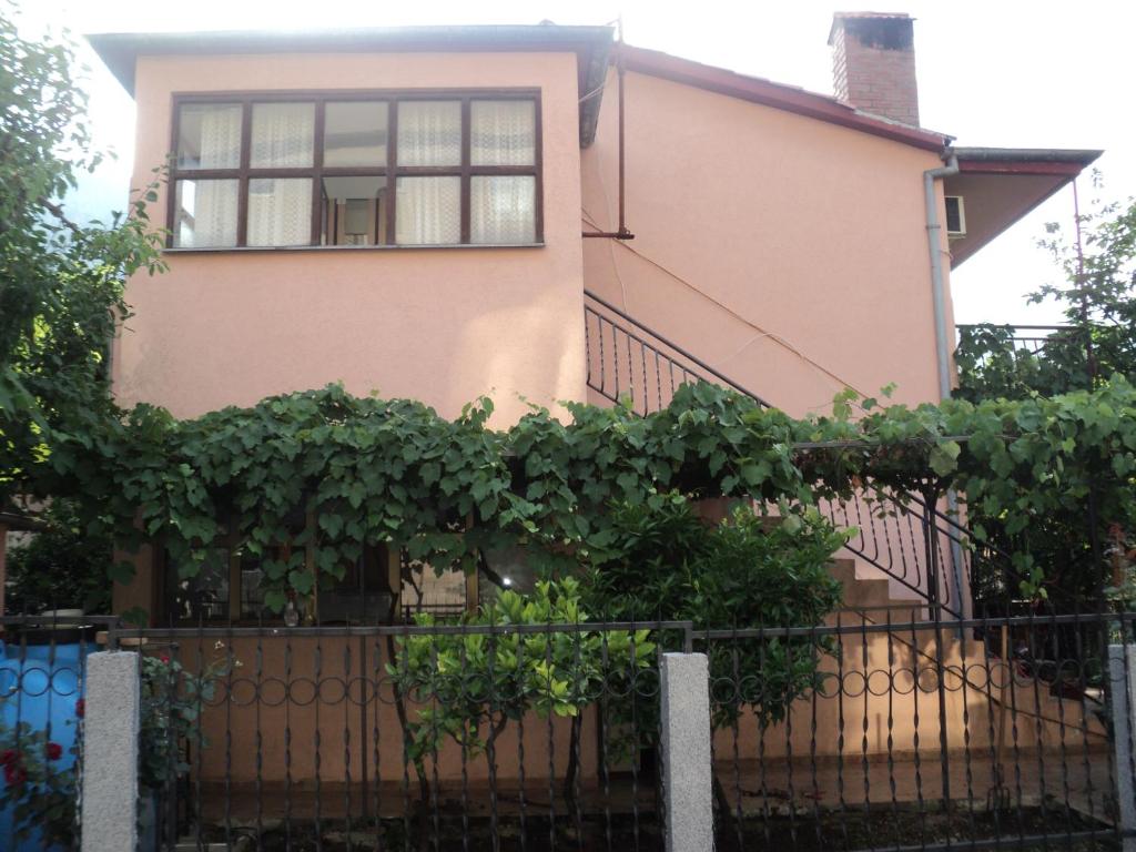 una casa con una valla delante de ella en Apartments Škaljari en Kotor