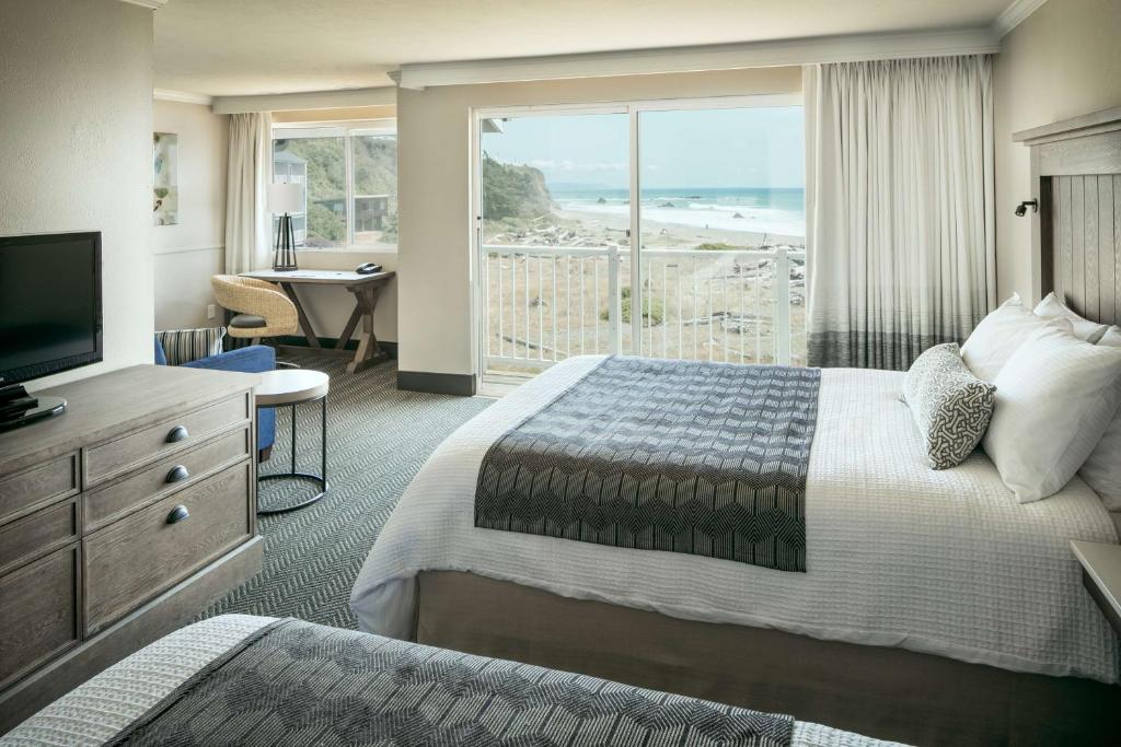 Postel nebo postele na pokoji v ubytování Beachfront Inn