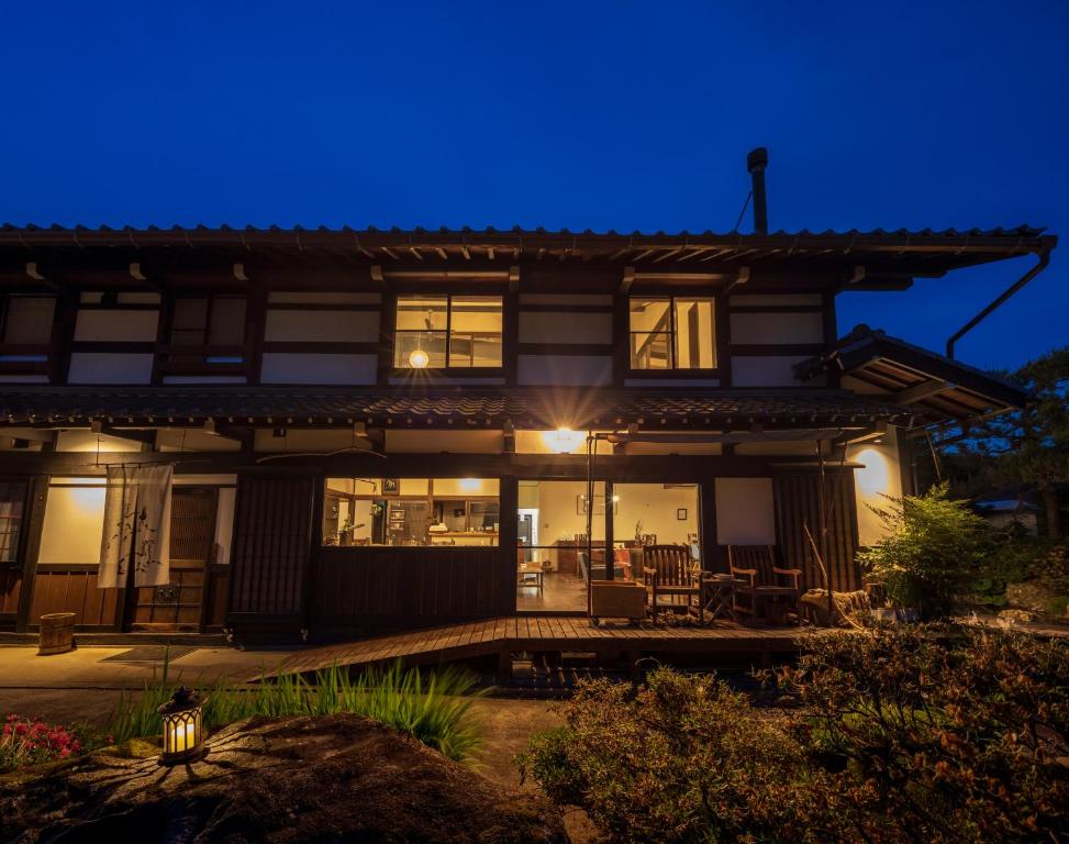 una casa por la noche con las luces encendidas en SOY en Takayama