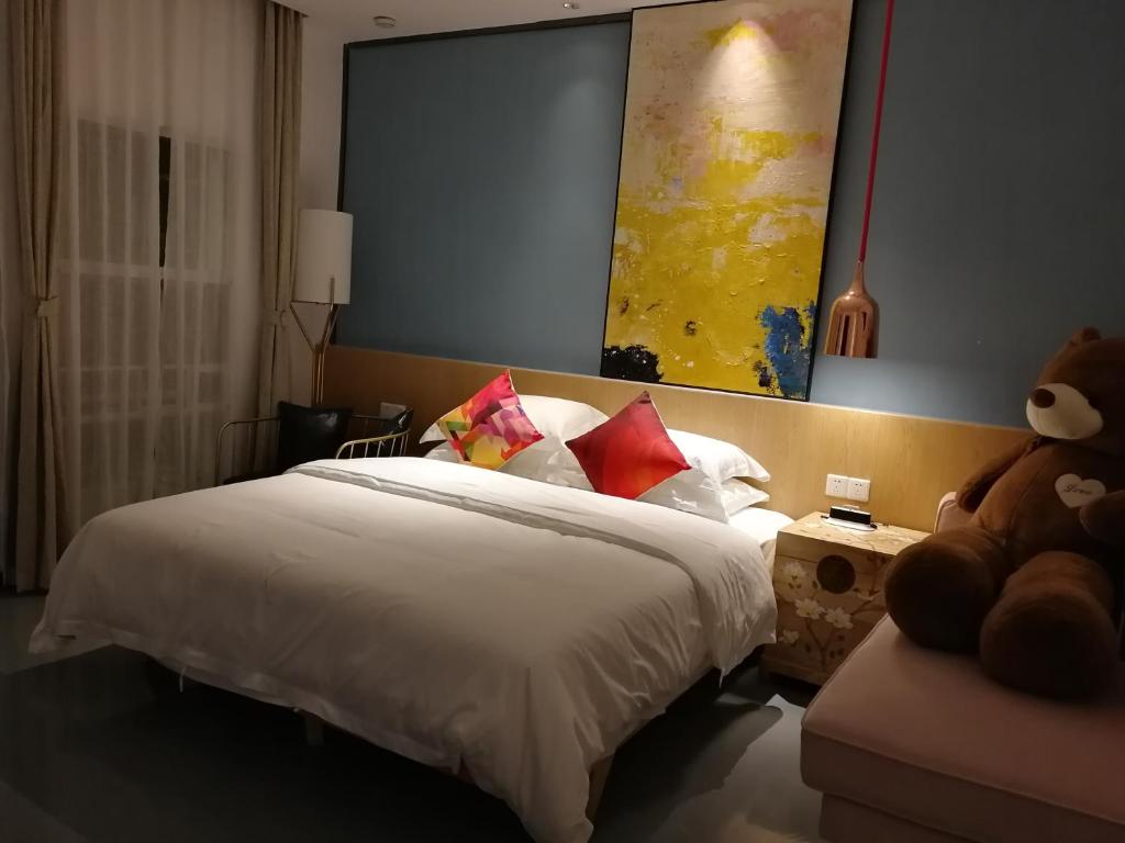 Postel nebo postele na pokoji v ubytování Huizhou Xilin West Lake Boutique Hotel