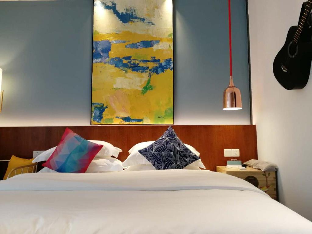 Postel nebo postele na pokoji v ubytování Huizhou Xilin West Lake Boutique Hotel