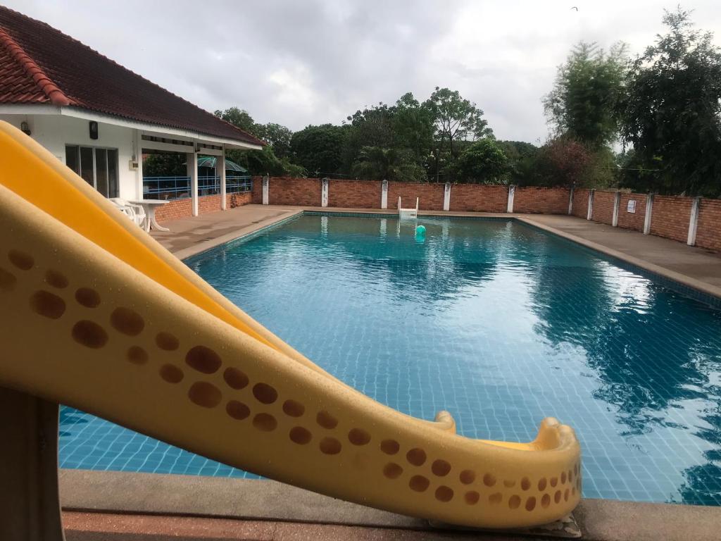 Bazén v ubytování Mae Chaem Hotel and Resort nebo v jeho okolí