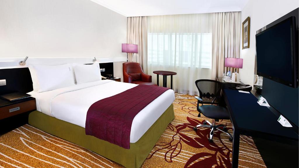 una camera d'albergo con letto e TV di Vision Imperial Hotel Formerly Excelsior Hotel Downtown a Dubai