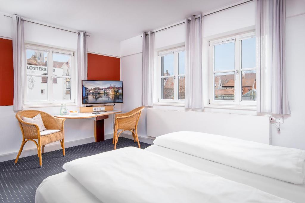 Postel nebo postele na pokoji v ubytování Hotel Nepomuk