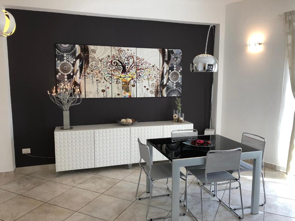 ein Esszimmer mit einem Tisch und Stühlen in der Unterkunft Casa Arditi - Lecce Selection in Lecce