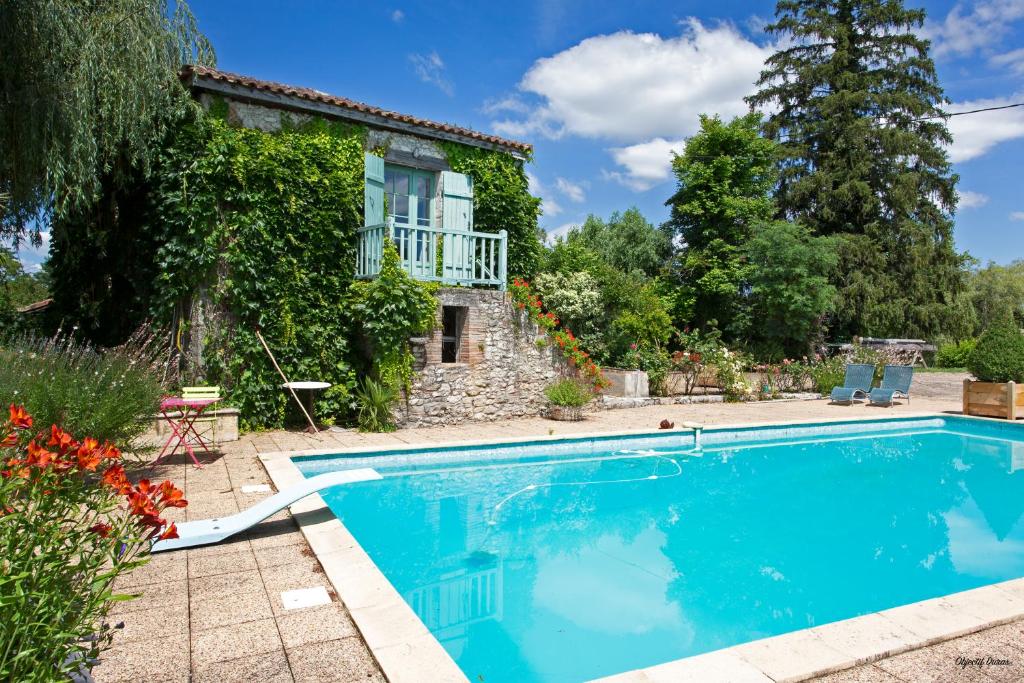 een villa met een zwembad voor een huis bij Moulin de Cocussotte in Saint-Pierre-sur-Dropt