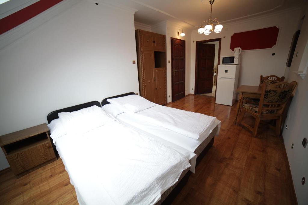 Łóżko lub łóżka w pokoju w obiekcie Eged Vendégház