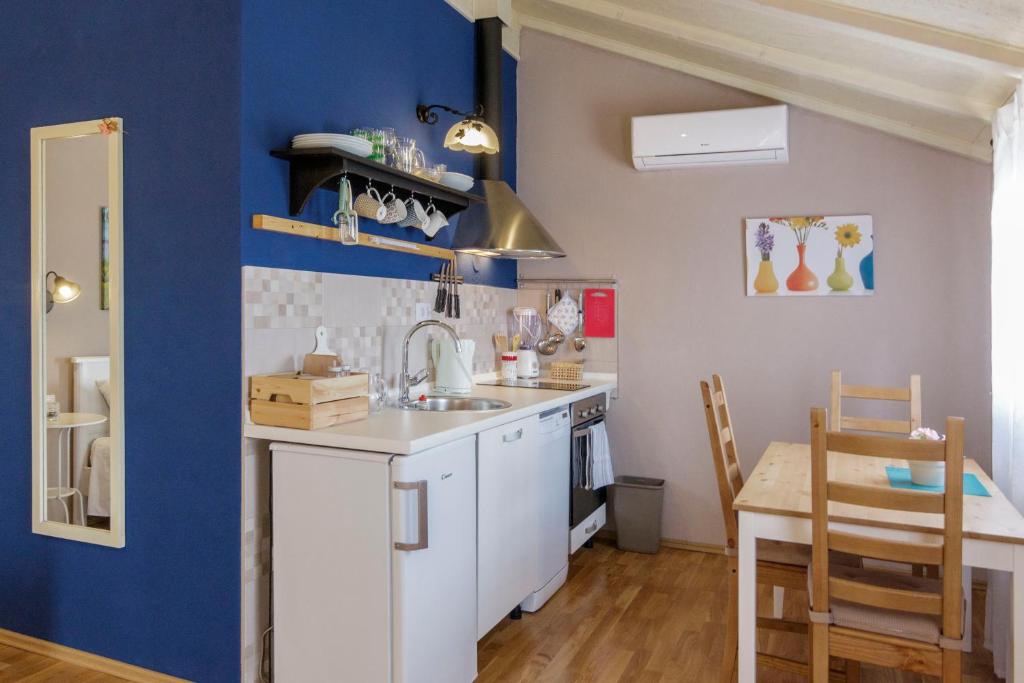 Kuchyň nebo kuchyňský kout v ubytování Apartments Mardešić