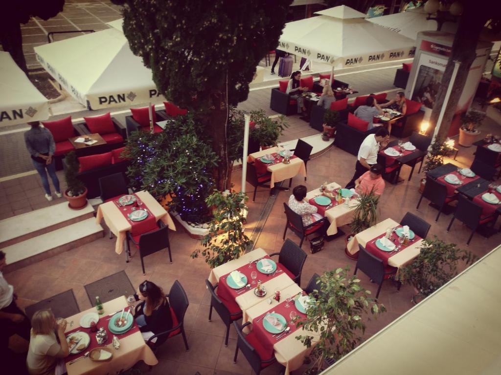 Reštaurácia alebo iné gastronomické zariadenie v ubytovaní Hotel Dubrovnik